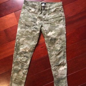 BDG Urban Outfitters Camo Capri Pants